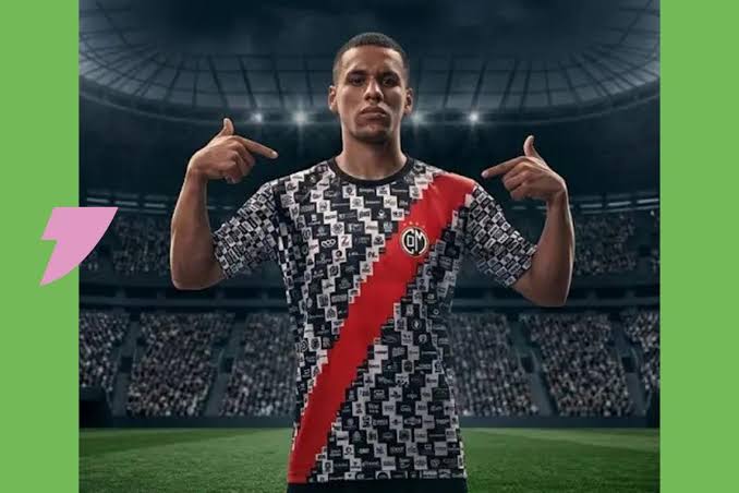 Le maillot aux 1000 sponsors du Deportivo Municipal, porté par un joueur